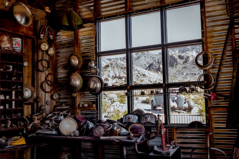 cordonnerie-LE BAR SUR LOUP-min_shop_window_part_junk_abandoned-138873